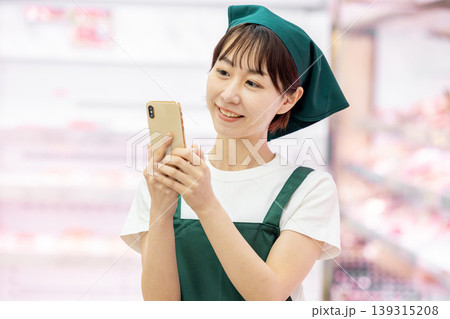 スマホを持つ従業員 応募 スマホを持つ従業員 応募 139315208