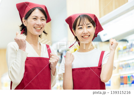 スーパーで働く女性 139315216