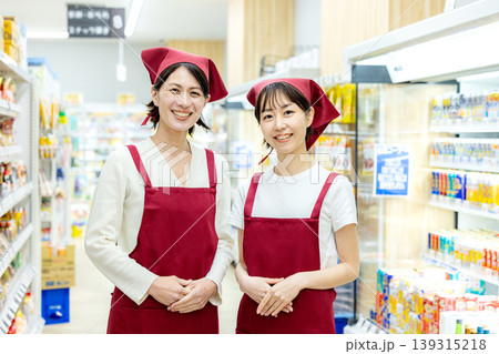 スーパーで働く女性 139315218