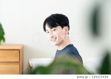 爽やかな寝起きの若い男性 爽やかな寝起きの若い男性 139315434