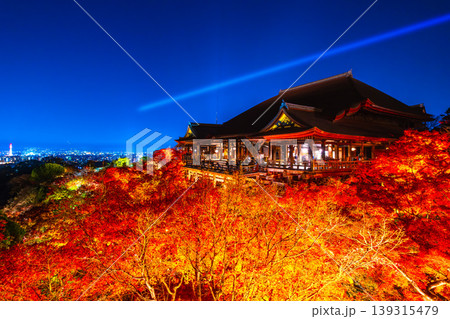 清水寺の舞台と紅葉のライトアップ 清水寺の舞台と紅葉のライトアップ 139315479