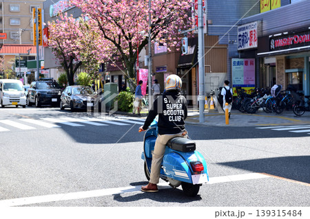 八重桜満開の道路で信号待ちするバイク 八重桜満開の道路で信号待ちするバイク 139315484