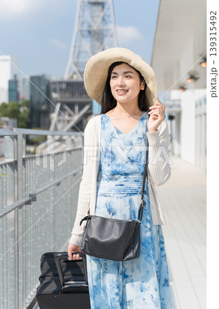 名古屋の街を観光する女性　スーツケースを持つ旅行イメージ 139315492