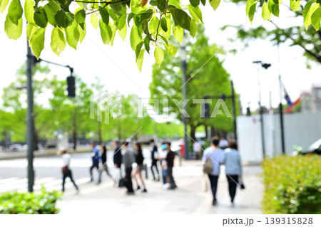新緑に包まれる丸の内を歩く人々 新緑に包まれる丸の内を歩く人々 139315828