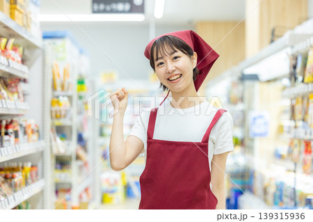 スーパーで働く女性 139315936