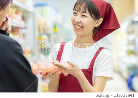 スーパーで働く女性 スーパーで働く女性 139315941