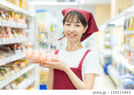 スーパーで働く女性 スーパーで働く女性 139315943