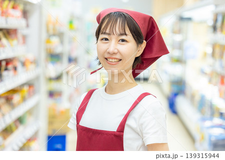 スーパーで働く女性 スーパーで働く女性 139315944
