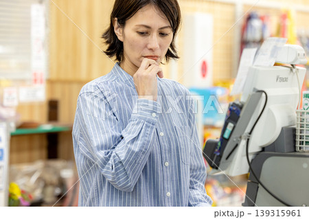 合計金額に困惑する主婦 合計金額に困惑する主婦 139315961