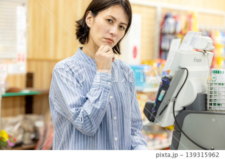 合計金額に困惑する主婦 合計金額に困惑する主婦 139315962
