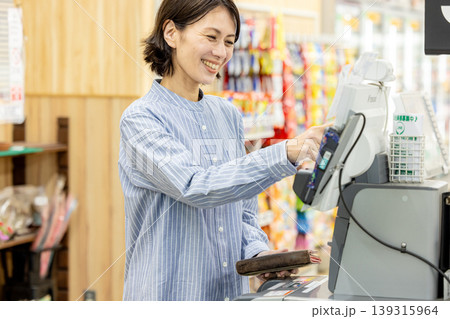 スーパーで買い物をする女性買い物客 スーパーで買い物をする女性買い物客 139315964