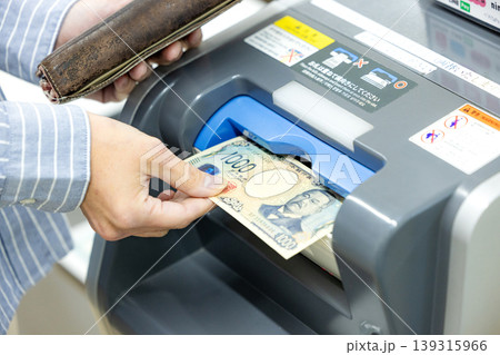 セルフレジに現金を入れる 139315966