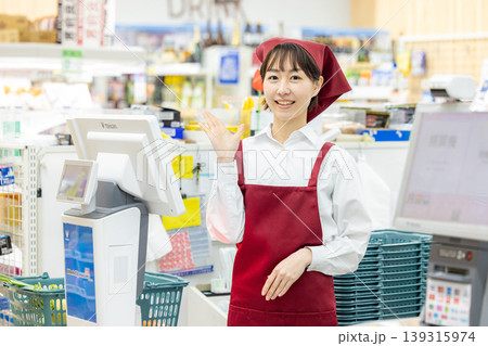 スーパーのレジで働く女性 139315974