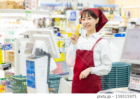 スーパーのレジで働く女性 スーパーのレジで働く女性 139315975