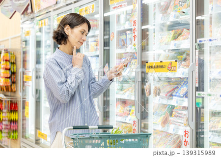 冷凍コーナーで買い物をする主婦 冷凍コーナーで買い物をする主婦 139315989