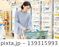 スーパーマーケットで買い物をする女性 139315993