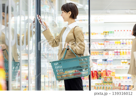 仕事帰りにスーパーで買い物をする女性 139316012