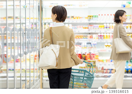 仕事帰りにスーパーで買い物をする女性 仕事帰りにスーパーで買い物をする女性 139316015