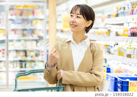 買い物をする女性 買い物をする女性 139316022
