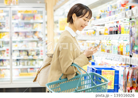 スーパーで買い物をする女性買い物客 139316026