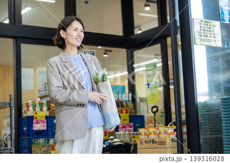 スーパーで買い物をするミドル女性 スーパーで買い物をするミドル女性 139316028