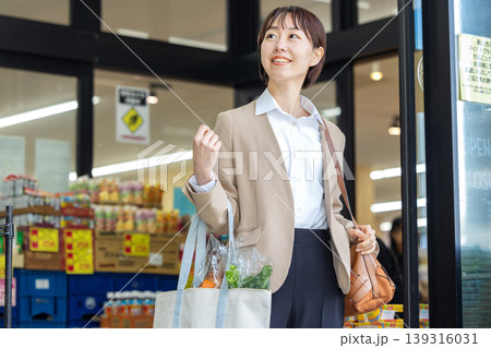 スーパーで買い物をする女性 スーパーで買い物をする女性 139316031