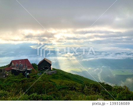 山小屋と雲海・光芒が広がる夏の高山の朝景 139316089
