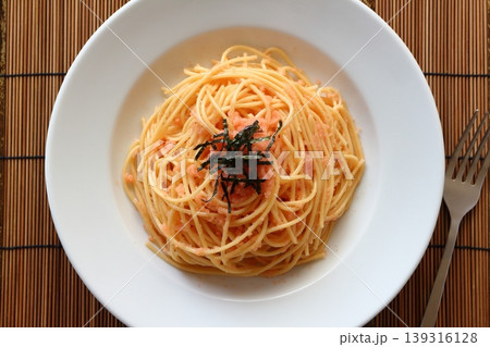 真上から見たテーブル背景のたらこパスタ 139316128