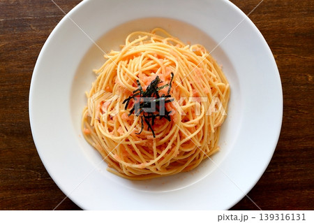 真上から見たテーブル背景のたらこパスタ 139316131