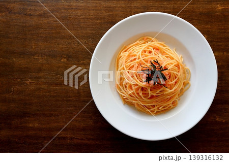 真上から見たテーブル背景のたらこパスタ 真上から見たテーブル背景のたらこパスタ 139316132