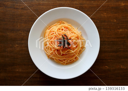 真上から見たテーブル背景のたらこパスタ 139316133
