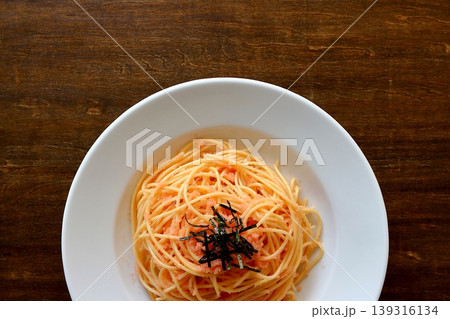 真上から見たテーブル背景のたらこパスタ 真上から見たテーブル背景のたらこパスタ 139316134