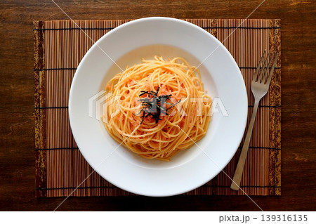 真上から見たテーブル背景のたらこパスタ 真上から見たテーブル背景のたらこパスタ 139316135