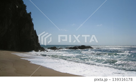 春の快晴の青空と荒れる日本海とそそり立つ奇岩 春の快晴の青空と荒れる日本海とそそり立つ奇岩 139316178