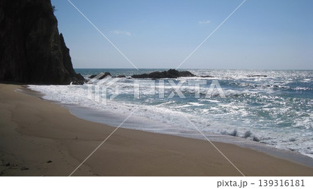 春の快晴の青空と荒れる日本海とそそり立つ奇岩 春の快晴の青空と荒れる日本海とそそり立つ奇岩 139316181