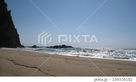 春の快晴の青空と荒れる日本海とそそり立つ奇岩 春の快晴の青空と荒れる日本海とそそり立つ奇岩 139316182