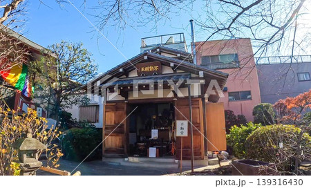 東京、龍眼寺（萩寺）境内　 不動明王を祀るお堂 139316430