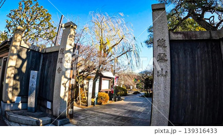 東京、龍眼寺(萩寺)の正門と境内の風景 東京、龍眼寺(萩寺)の正門と境内の風景 139316433