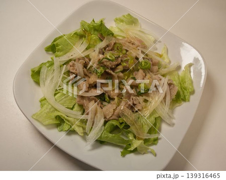 豚肉の冷しゃぶサラダ、妻の手作り家庭料理、家庭で楽しむ夕ご飯、幸せ家族 139316465