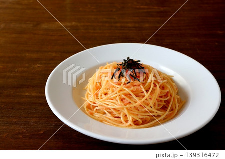 テーブル背景のたらこパスタ 139316472