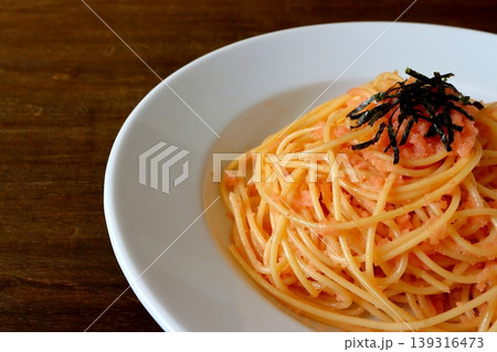 テーブル背景のたらこパスタ 139316473