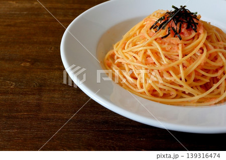 テーブル背景のたらこパスタ 139316474