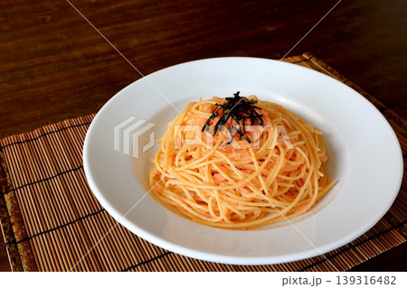 テーブル背景のたらこパスタ 139316482