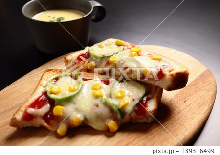 とろけるチーズが美味しそうなピザトーストの夜食 とろけるチーズが美味しそうなピザトーストの夜食 139316499