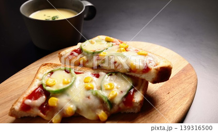 とろけるチーズが美味しそうなピザトーストの夜食 139316500