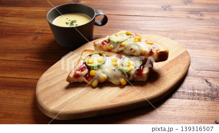 とろけるチーズが美味しそうなピザトーストの夜食 とろけるチーズが美味しそうなピザトーストの夜食 139316507