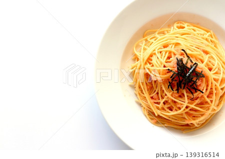 真上から見た白背景のたらこパスタ 真上から見た白背景のたらこパスタ 139316514