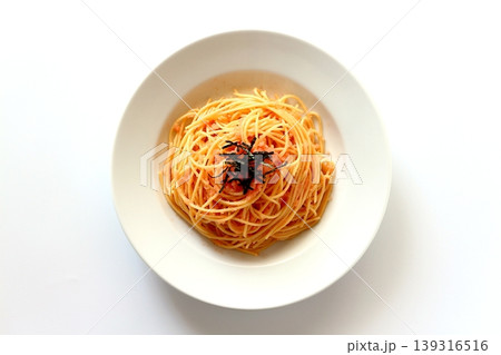 真上から見た白背景のたらこパスタ 真上から見た白背景のたらこパスタ 139316516