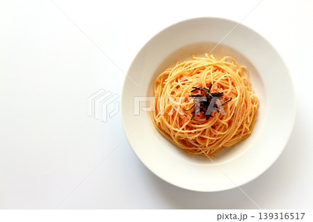 真上から見た白背景のたらこパスタ 139316517
