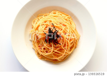 真上から見た白背景のたらこパスタ 真上から見た白背景のたらこパスタ 139316519
